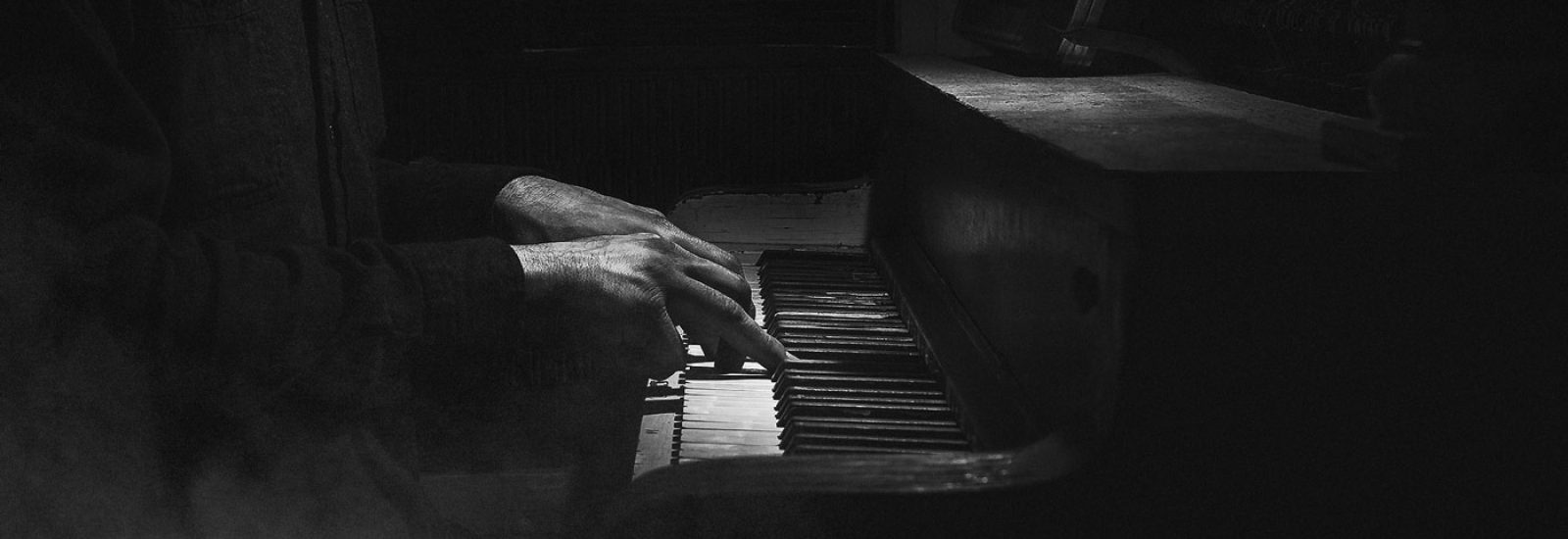 hero_02_piano